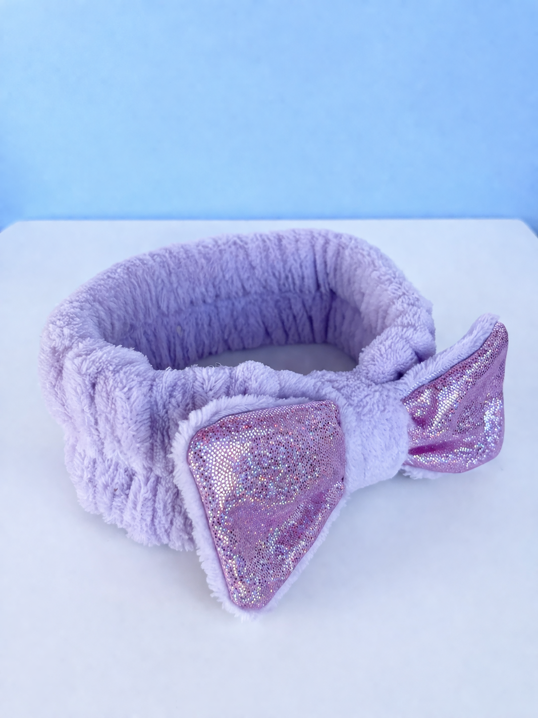 Faixa de Maquiagem Plush Lilás com Laço Brilhante