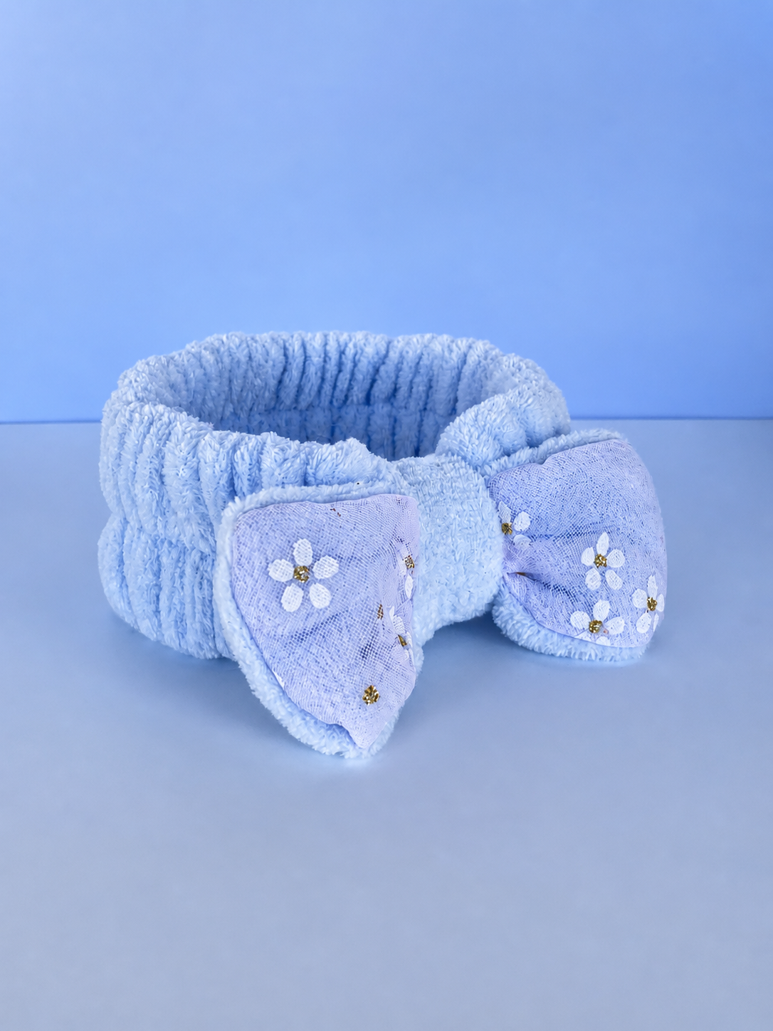Faixa de Maquiagem Plush Azul com Laço Floral Delicado